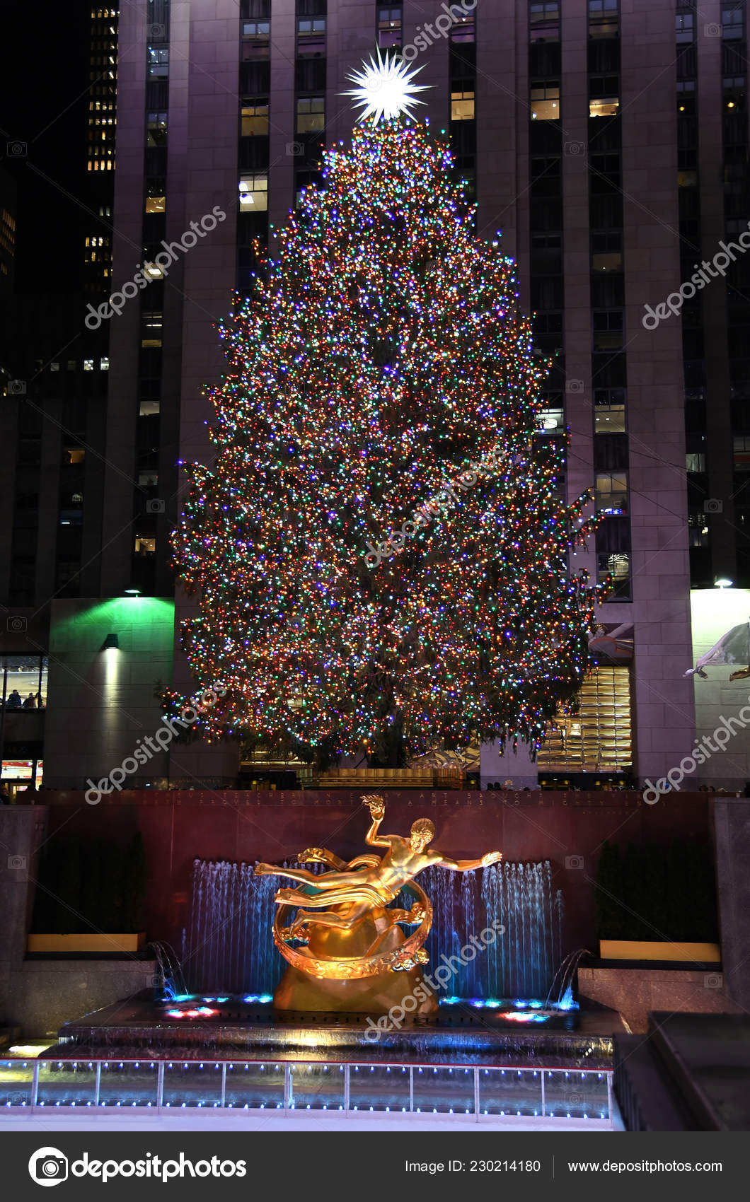 Nova Iorque Dezembro 2018 Famosa Árvore Natal Rockefeller Center Estátua —  Fotografia de Stock Editorial © fashionstock #230214180