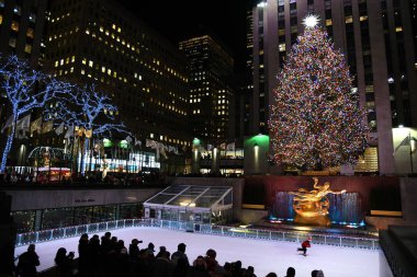New York - 4 Aralık 2018: Rockefeller Plaza bir Noel ağacı ile parlak ışıklı bir. Buz pateni pisti üzerinde Aralık 4, Nyc, Ny, buz pateni turist dolu