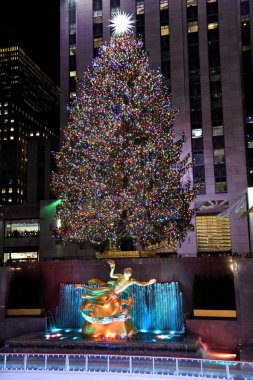 New York - 4 Aralık 2018: Ünlü Rockefeller Center Noel ağacı ve Prometheus heykel Rockefeller Merkezi 4 Aralık tarihinde New York City, Ny.