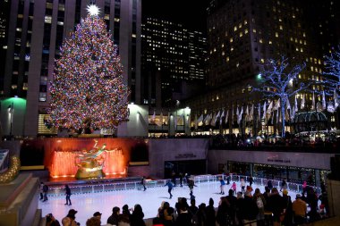 New York - 4 Aralık 2018: Ünlü Rockefeller Center Noel ağacı ve Prometheus heykel Rockefeller Merkezi 4 Aralık tarihinde New York City, Ny.