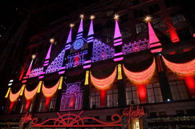 New York - 4 Aralık 2018: Saks beşinci caddeleri sihirli rüyalar tiyatro temalı 2018 son ışık gösterisi ve tatil windows ekranlarda Aralık 4, New York City, Ny. 