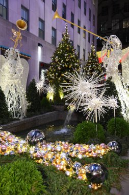 New York - 4 Aralık 2018: Ünlü Noel dekorasyonu ile melekler ve Noel ağacı - Rockefeller Centr 4 Aralık tarihinde New York City, Ny.