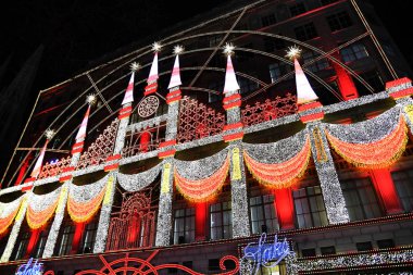 New York - 4 Aralık 2018: Saks beşinci caddeleri sihirli rüyalar tiyatro temalı 2018 son ışık gösterisi ve tatil windows ekranlarda Aralık 4, New York City, Ny. 