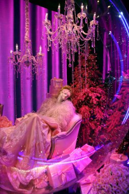 New York - 4 Aralık 2018: Saks beşinci caddeleri sihirli rüyalar tiyatro temalı 2018 son ışık gösterisi ve tatil windows ekranlarda Aralık 4, New York City, Ny. 