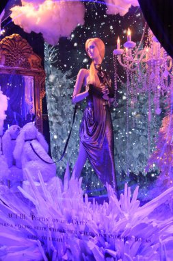 New York - 4 Aralık 2018: Saks beşinci caddeleri sihirli rüyalar tiyatro temalı 2018 son ışık gösterisi ve tatil windows ekranlarda Aralık 4, New York City, Ny. 