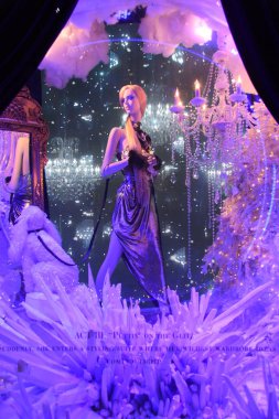 New York - 4 Aralık 2018: Saks beşinci caddeleri sihirli rüyalar tiyatro temalı 2018 son ışık gösterisi ve tatil windows ekranlarda Aralık 4, New York City, Ny. 