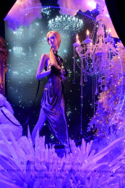 New York - 4 Aralık 2018: Saks beşinci caddeleri sihirli rüyalar tiyatro temalı 2018 son ışık gösterisi ve tatil windows ekranlarda Aralık 4, New York City, Ny. 