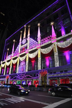 New York - 4 Aralık 2018: Saks beşinci caddeleri sihirli rüyalar tiyatro temalı 2018 son ışık gösterisi ve tatil windows ekranlarda Aralık 4, New York City, Ny. 