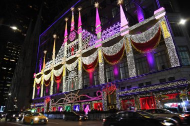 New York - 4 Aralık 2018: Saks beşinci caddeleri sihirli rüyalar tiyatro temalı 2018 son ışık gösterisi ve tatil windows ekranlarda Aralık 4, New York City, Ny. 
