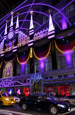 New York - 4 Aralık 2018: Saks beşinci caddeleri sihirli rüyalar tiyatro temalı 2018 son ışık gösterisi ve tatil windows ekranlarda Aralık 4, New York City, Ny. 