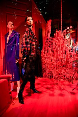 New York - 4 Aralık 2018: Saks beşinci caddeleri sihirli rüyalar tiyatro temalı 2018 son ışık gösterisi ve tatil windows ekranlarda Aralık 4, New York City, Ny. 