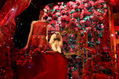 New York - 4 Aralık 2018: Saks beşinci caddeleri sihirli rüyalar tiyatro temalı 2018 son ışık gösterisi ve tatil windows ekranlarda Aralık 4, New York City, Ny. 