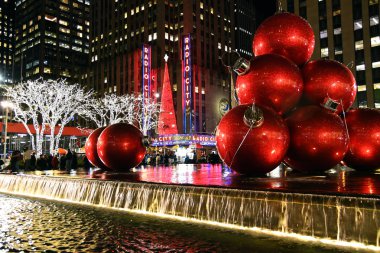 New York City - 25 Aralık 2014: New York City landmark, Rockefeller Center, Radio City Music Hall Midtown, Manhattan Nyc Noel süslemeleri ile dekore edilmiş.