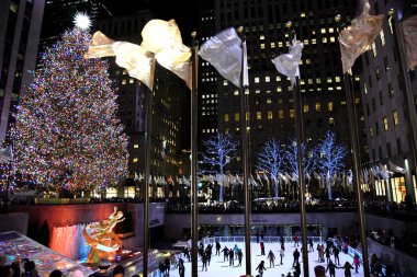 New York - 4 Aralık 2018: Rockefeller Plaza bir Noel ağacı ile parlak ışıklı bir. Buz pateni pisti üzerinde Aralık 4, Nyc, Ny, buz pateni turist dolu.