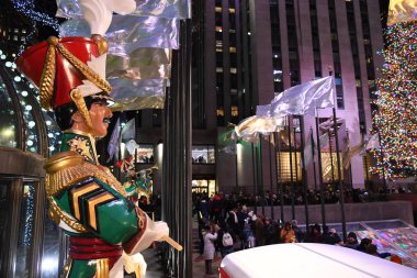 New York - 4 Aralık 2018: A büyük oyuncak Fındıkkıran davulcu heykeli ve Rockefeller Centr 4 Aralık tarihinde New York City, Ny, tatil ışıklar.