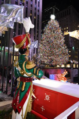 New York - 4 Aralık 2018: A büyük oyuncak Fındıkkıran davulcu heykeli ve Rockefeller Centr 4 Aralık tarihinde New York City, Ny, tatil ışıklar.