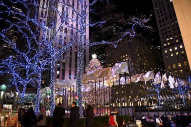 New York - 4 Aralık 2018: Ünlü Rockefeller Center Noel ağacı ve Prometheus heykel Rockefeller Merkezi 4 Aralık tarihinde New York City, Ny.