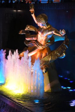 New York - 4 Aralık 2018: Noel zamanı ve Prometheus heykel Rockefeller Merkezi 4 Aralık tarihinde New York City, Ny.