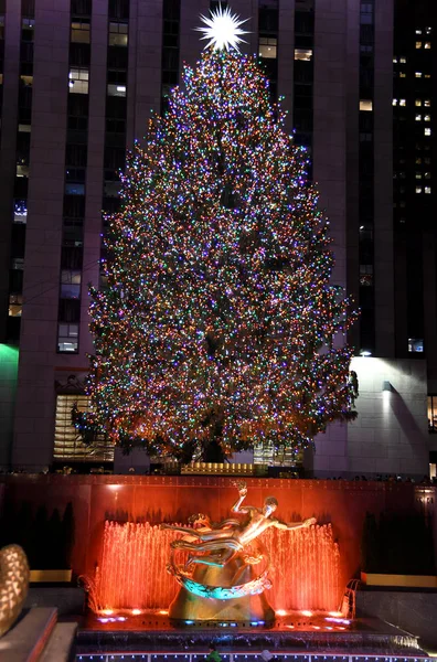 2018年12月4日 著名的洛克菲勒中心圣诞树和普罗米修斯雕像在洛克菲勒中心 12月4日 在纽约市 — 图库照片
