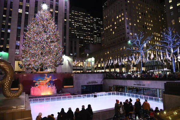 New York Aralık 2018 Ünlü Rockefeller Center Noel Ağacı Prometheus — Stok fotoğraf