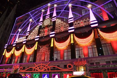 New York - 4 Aralık 2018: Saks beşinci caddeleri sihirli rüyalar tiyatro temalı 2018 son ışık gösterisi ve tatil windows ekranlarda Aralık 4, New York City, Ny. 