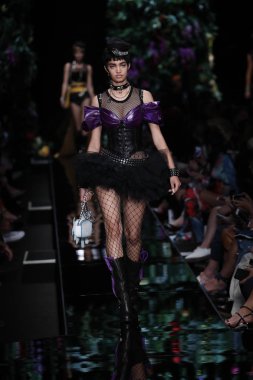 Milan, İtalya - 21 Eylül: Manken pist Moschino hazır giyim ilkbahar/yaz 2018 moda gösterisine, Milano, İtalya Milano moda hafta ilkbahar/yaz 2018 üzerinde 21 Eylül 2017 sırasında yürür.