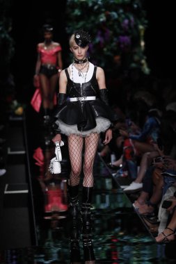 Milan, İtalya - 21 Eylül: Manken pist Moschino hazır giyim ilkbahar/yaz 2018 moda gösterisine, Milano, İtalya Milano moda hafta ilkbahar/yaz 2018 üzerinde 21 Eylül 2017 sırasında yürür.