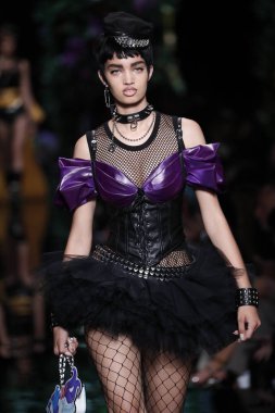 Milan, İtalya - 21 Eylül: Manken pist Moschino hazır giyim ilkbahar/yaz 2018 moda gösterisine, Milano, İtalya Milano moda hafta ilkbahar/yaz 2018 üzerinde 21 Eylül 2017 sırasında yürür.