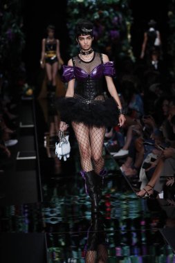 Milan, İtalya - 21 Eylül: Manken pist Moschino hazır giyim ilkbahar/yaz 2018 moda gösterisine, Milano, İtalya Milano moda hafta ilkbahar/yaz 2018 üzerinde 21 Eylül 2017 sırasında yürür.