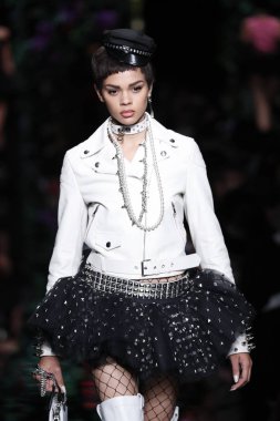 Milan, İtalya - 21 Eylül: Manken pist Moschino hazır giyim ilkbahar/yaz 2018 moda gösterisine, Milano, İtalya Milano moda hafta ilkbahar/yaz 2018 üzerinde 21 Eylül 2017 sırasında yürür.