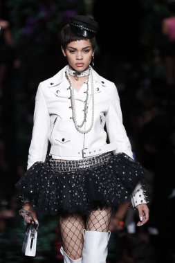 Milan, İtalya - 21 Eylül: Manken pist Moschino hazır giyim ilkbahar/yaz 2018 moda gösterisine, Milano, İtalya Milano moda hafta ilkbahar/yaz 2018 üzerinde 21 Eylül 2017 sırasında yürür.