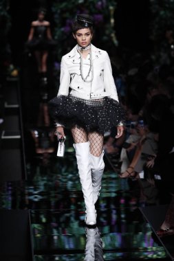 Milan, İtalya - 21 Eylül: Manken pist Moschino hazır giyim ilkbahar/yaz 2018 moda gösterisine, Milano, İtalya Milano moda hafta ilkbahar/yaz 2018 üzerinde 21 Eylül 2017 sırasında yürür.