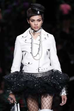 Milan, İtalya - 21 Eylül: Manken pist Moschino hazır giyim ilkbahar/yaz 2018 moda gösterisine, Milano, İtalya Milano moda hafta ilkbahar/yaz 2018 üzerinde 21 Eylül 2017 sırasında yürür.
