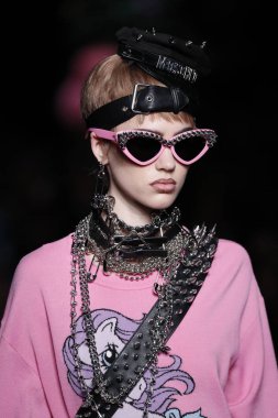 Milan, İtalya - 21 Eylül: Manken pist Moschino hazır giyim ilkbahar/yaz 2018 moda gösterisine, Milano, İtalya Milano moda hafta ilkbahar/yaz 2018 üzerinde 21 Eylül 2017 sırasında yürür.
