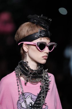 Milan, İtalya - 21 Eylül: Manken pist Moschino hazır giyim ilkbahar/yaz 2018 moda gösterisine, Milano, İtalya Milano moda hafta ilkbahar/yaz 2018 üzerinde 21 Eylül 2017 sırasında yürür.