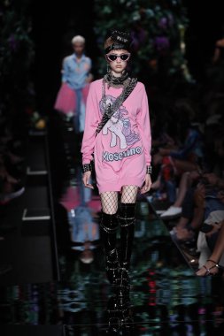 Milan, İtalya - 21 Eylül: Manken pist Moschino hazır giyim ilkbahar/yaz 2018 moda gösterisine, Milano, İtalya Milano moda hafta ilkbahar/yaz 2018 üzerinde 21 Eylül 2017 sırasında yürür.
