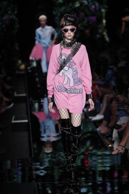 Milan, İtalya - 21 Eylül: Manken pist Moschino hazır giyim ilkbahar/yaz 2018 moda gösterisine, Milano, İtalya Milano moda hafta ilkbahar/yaz 2018 üzerinde 21 Eylül 2017 sırasında yürür.