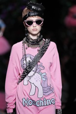 Milan, İtalya - 21 Eylül: Manken pist Moschino hazır giyim ilkbahar/yaz 2018 moda gösterisine, Milano, İtalya Milano moda hafta ilkbahar/yaz 2018 üzerinde 21 Eylül 2017 sırasında yürür.