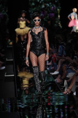 Milan, İtalya - 21 Eylül: Joan Smalls pist Moschino hazır giyim ilkbahar/yaz 2018 defile sırasında Milano, İtalya Milano moda hafta ilkbahar/yaz 2018 üzerinde 21 Eylül 2017 yürür.