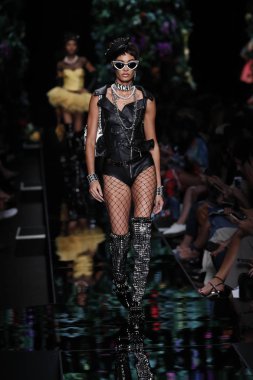 Milan, İtalya - 21 Eylül: Joan Smalls pist Moschino hazır giyim ilkbahar/yaz 2018 defile sırasında Milano, İtalya Milano moda hafta ilkbahar/yaz 2018 üzerinde 21 Eylül 2017 yürür.