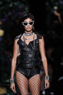 Milan, İtalya - 21 Eylül: Joan Smalls pist Moschino hazır giyim ilkbahar/yaz 2018 defile sırasında Milano, İtalya Milano moda hafta ilkbahar/yaz 2018 üzerinde 21 Eylül 2017 yürür.