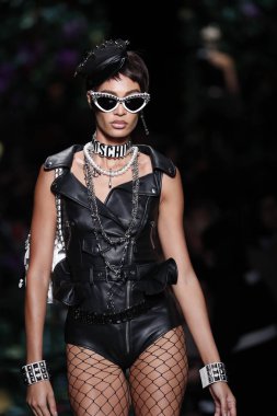 Milan, İtalya - 21 Eylül: Joan Smalls pist Moschino hazır giyim ilkbahar/yaz 2018 defile sırasında Milano, İtalya Milano moda hafta ilkbahar/yaz 2018 üzerinde 21 Eylül 2017 yürür.
