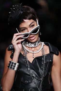 Milan, İtalya - 21 Eylül: Joan Smalls pist Moschino hazır giyim ilkbahar/yaz 2018 defile sırasında Milano, İtalya Milano moda hafta ilkbahar/yaz 2018 üzerinde 21 Eylül 2017 yürür.