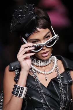 Milan, İtalya - 21 Eylül: Joan Smalls pist Moschino hazır giyim ilkbahar/yaz 2018 defile sırasında Milano, İtalya Milano moda hafta ilkbahar/yaz 2018 üzerinde 21 Eylül 2017 yürür.