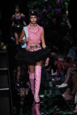 Milan, İtalya - 21 Eylül: Manken pist Moschino hazır giyim ilkbahar/yaz 2018 moda gösterisine, Milano, İtalya Milano moda hafta ilkbahar/yaz 2018 üzerinde 21 Eylül 2017 sırasında yürür.