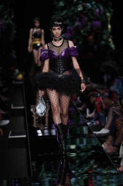 Milan, İtalya - 21 Eylül: Manken pist Moschino hazır giyim ilkbahar/yaz 2018 moda gösterisine, Milano, İtalya Milano moda hafta ilkbahar/yaz 2018 üzerinde 21 Eylül 2017 sırasında yürür.