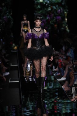Milan, İtalya - 21 Eylül: Manken pist Moschino hazır giyim ilkbahar/yaz 2018 moda gösterisine, Milano, İtalya Milano moda hafta ilkbahar/yaz 2018 üzerinde 21 Eylül 2017 sırasında yürür.
