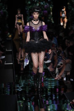 Milan, İtalya - 21 Eylül: Manken pist Moschino hazır giyim ilkbahar/yaz 2018 moda gösterisine, Milano, İtalya Milano moda hafta ilkbahar/yaz 2018 üzerinde 21 Eylül 2017 sırasında yürür.