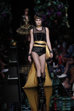 Milan, İtalya - 21 Eylül: Manken pist Moschino hazır giyim ilkbahar/yaz 2018 moda gösterisine, Milano, İtalya Milano moda hafta ilkbahar/yaz 2018 üzerinde 21 Eylül 2017 sırasında yürür.