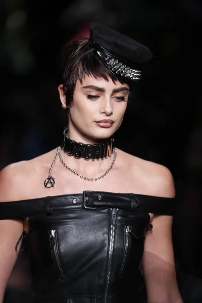 Milán Italia Septiembre Taylor Hill Camina Por Pasarela Desfile Moda —  Fotos de Stock